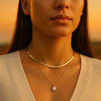 Realistische Nahaufnahme einer Frau mit eleganter goldener Halskette und funkelndem Tropfenanhänger, kombiniert mit einem schlichten Gold-Choker, aufgenommen im warmen Licht des Sonnenuntergangs – luxuriöses Schmuckfoto für E-Commerce und Branding.