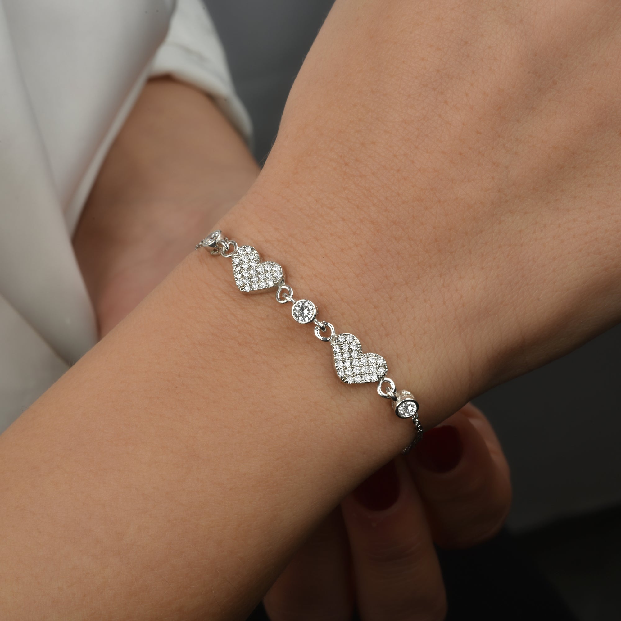 Herz Armband Silber getragen – modernes Schmuckstück für Damen