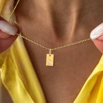 Alphabet Buchstaben Charm Halskette Gold, Edelstahl Anhänger, getragen am Hals, eleganter Damenschmuck