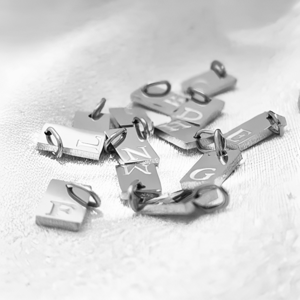 Alphabet Buchstaben Charm Silber, Edelstahl Anhänger für Halsketten, minimalistisches Schmuckdesign