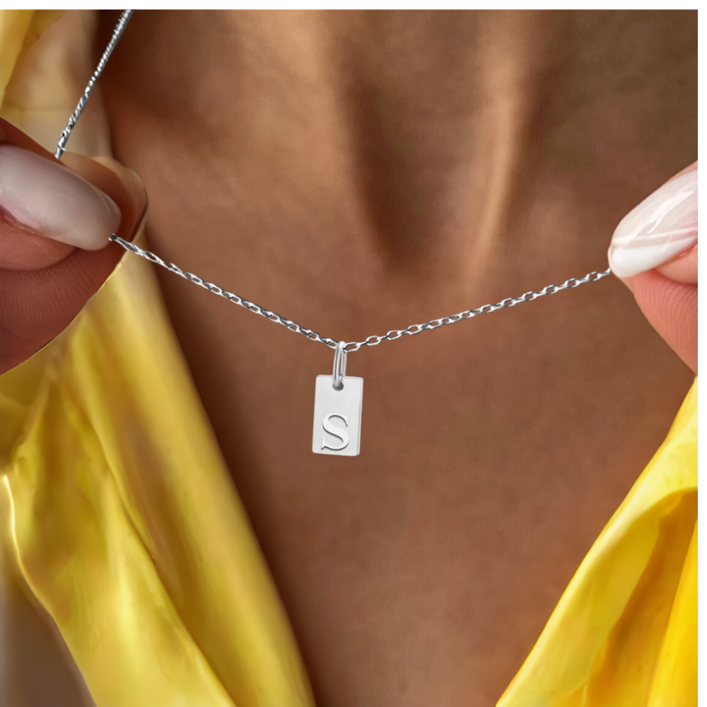 Alphabet Buchstabenanhänger in Silber aus Edelstahl, getragen am Hals, moderner Damenschmuck