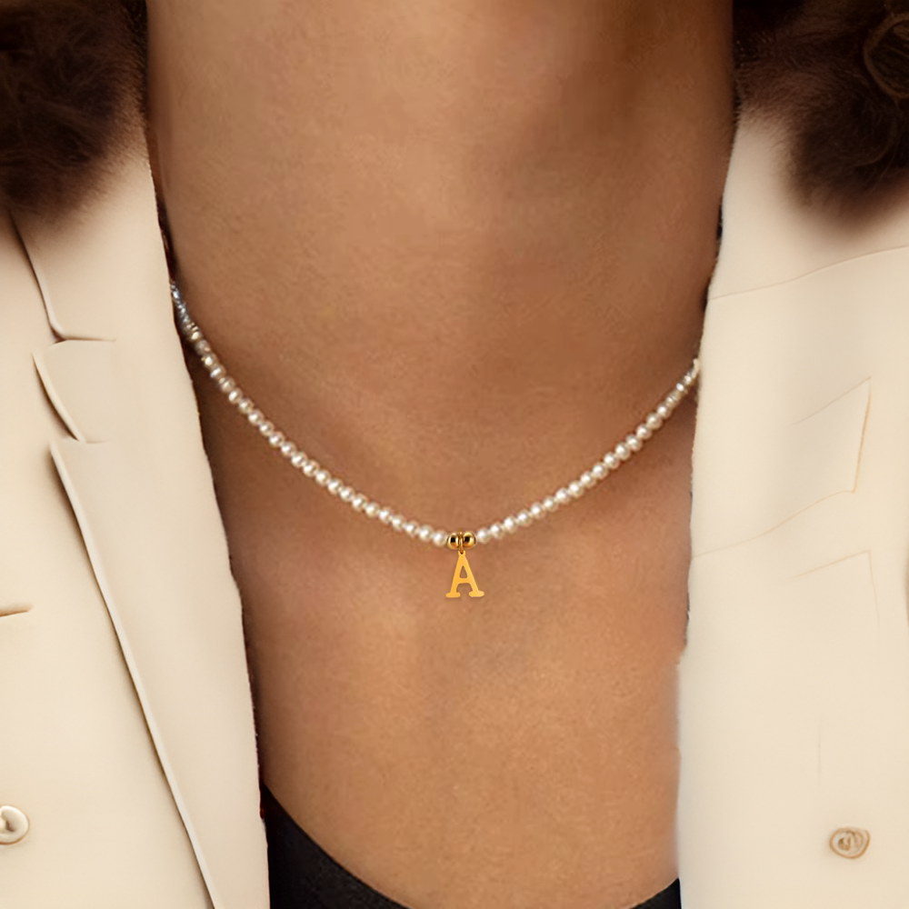 Alphabet Buchstaben Perlenkette in Gold, edelstahl mit Anhänger, getragen am Hals – eleganter Schmuck für Damen