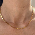 Nahaufnahme Anchor Chain Goldkette aus Edelstahl am Hals, minimalistisch und elegant für Damen und Herren.