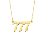 Goldene Angel Number Halskette 777 aus 925 Silber vergoldet auf weißem Hintergrund.