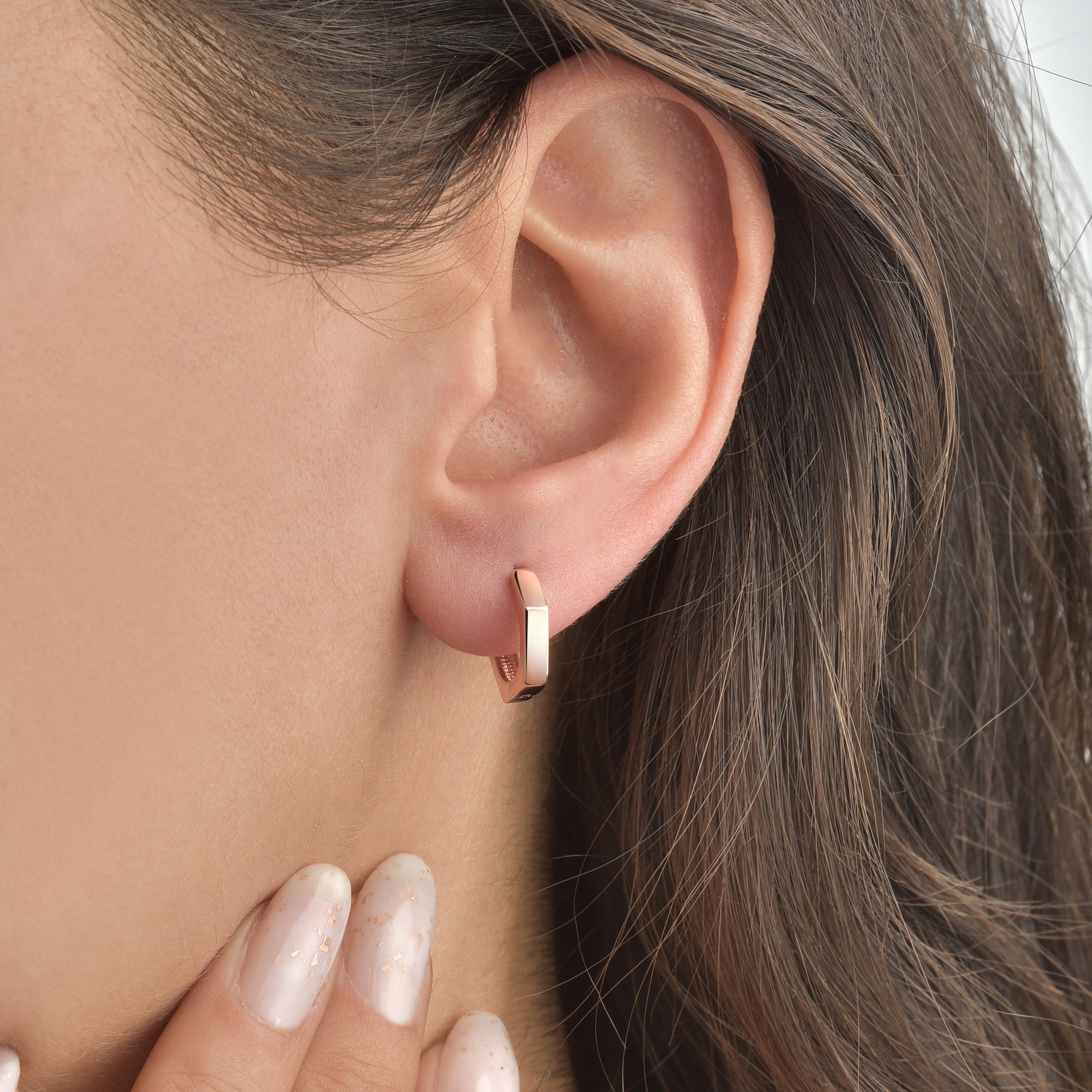 Roséfarbene Angular Classy Creole am Ohr getragen – geometrische Damen Creolen mit Klappverschluss.