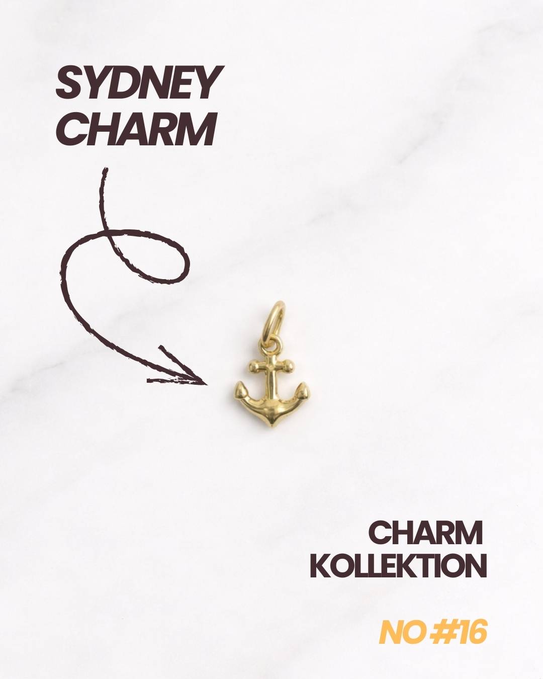 Detailfoto: goldener Anker-Charm auf hellem Hintergrund, nickelfrei und hautfreundlich.