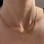 Armored Chain Gold – Detailaufnahme der goldenen, wasserfesten Unisex Panzerkette am Hals getragen.