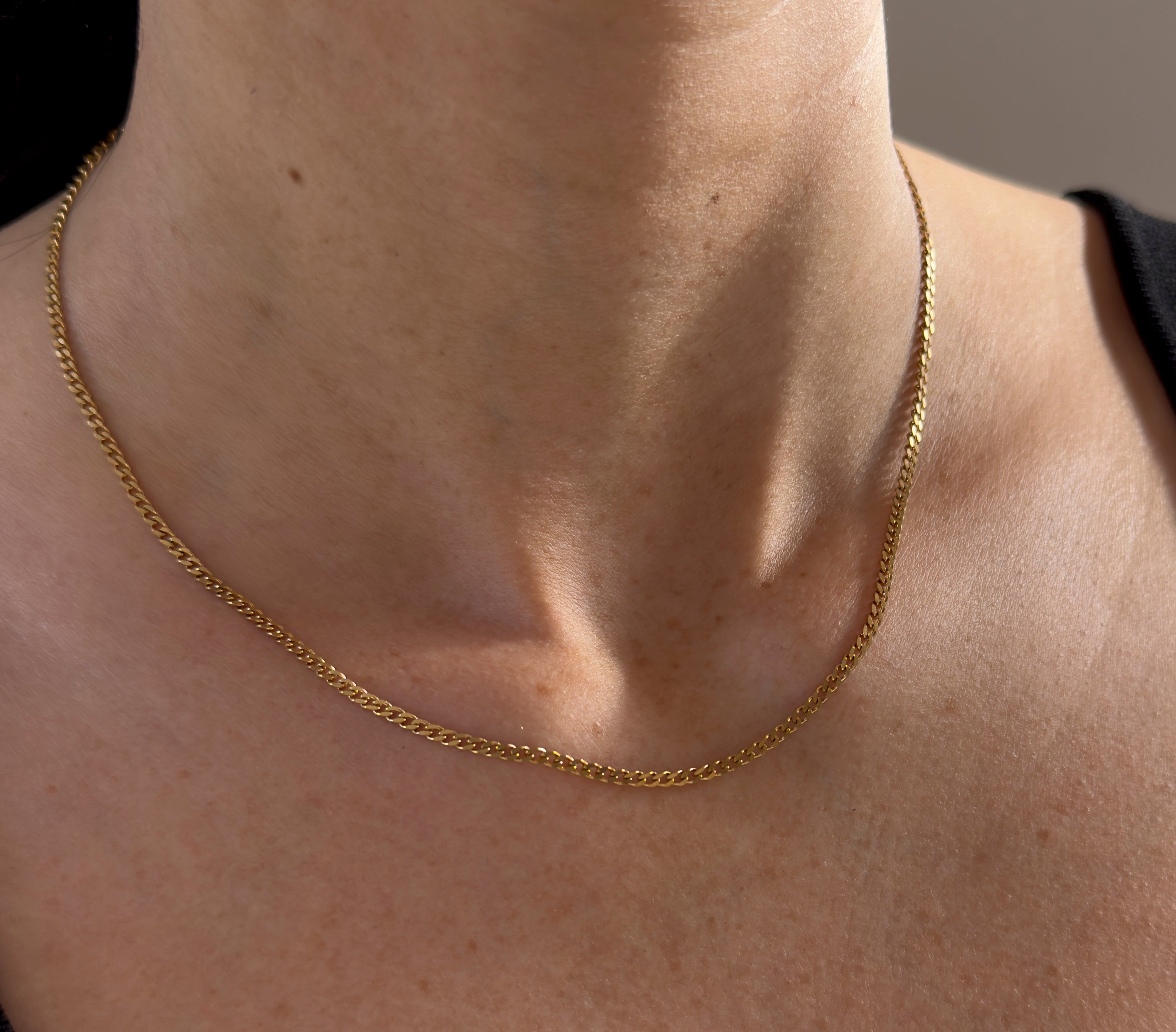 Armored Chain Gold – Detailaufnahme der goldenen, wasserfesten Unisex Panzerkette am Hals getragen.