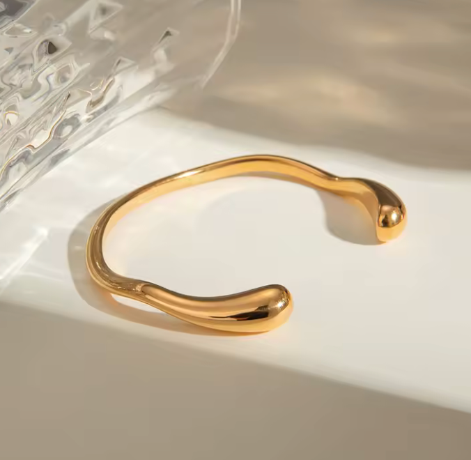 Armreif Gold Damen – zeitloses Schmuckstück, modern & stilvoll