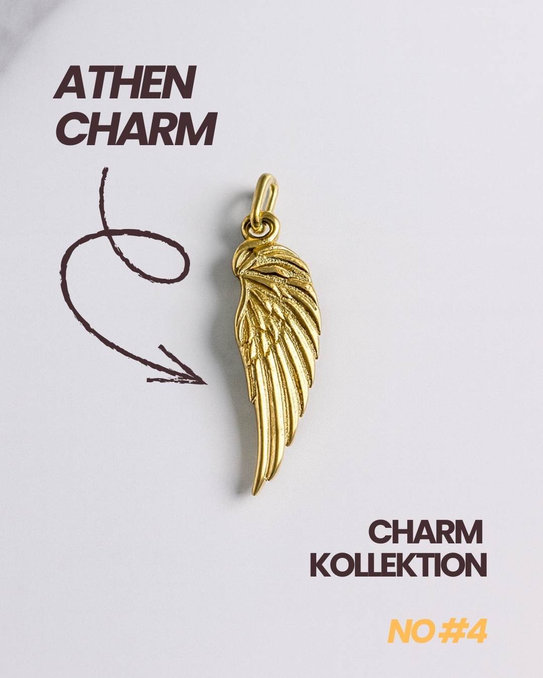 Detailaufnahme eines vergoldeten Flügel Charms der Athen Kollektion auf weißem Hintergrund