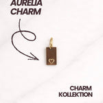 Minimalistischer Aurelia CHARM Damen Anhänger mit rechteckiger Form und feinem Herzgravur.