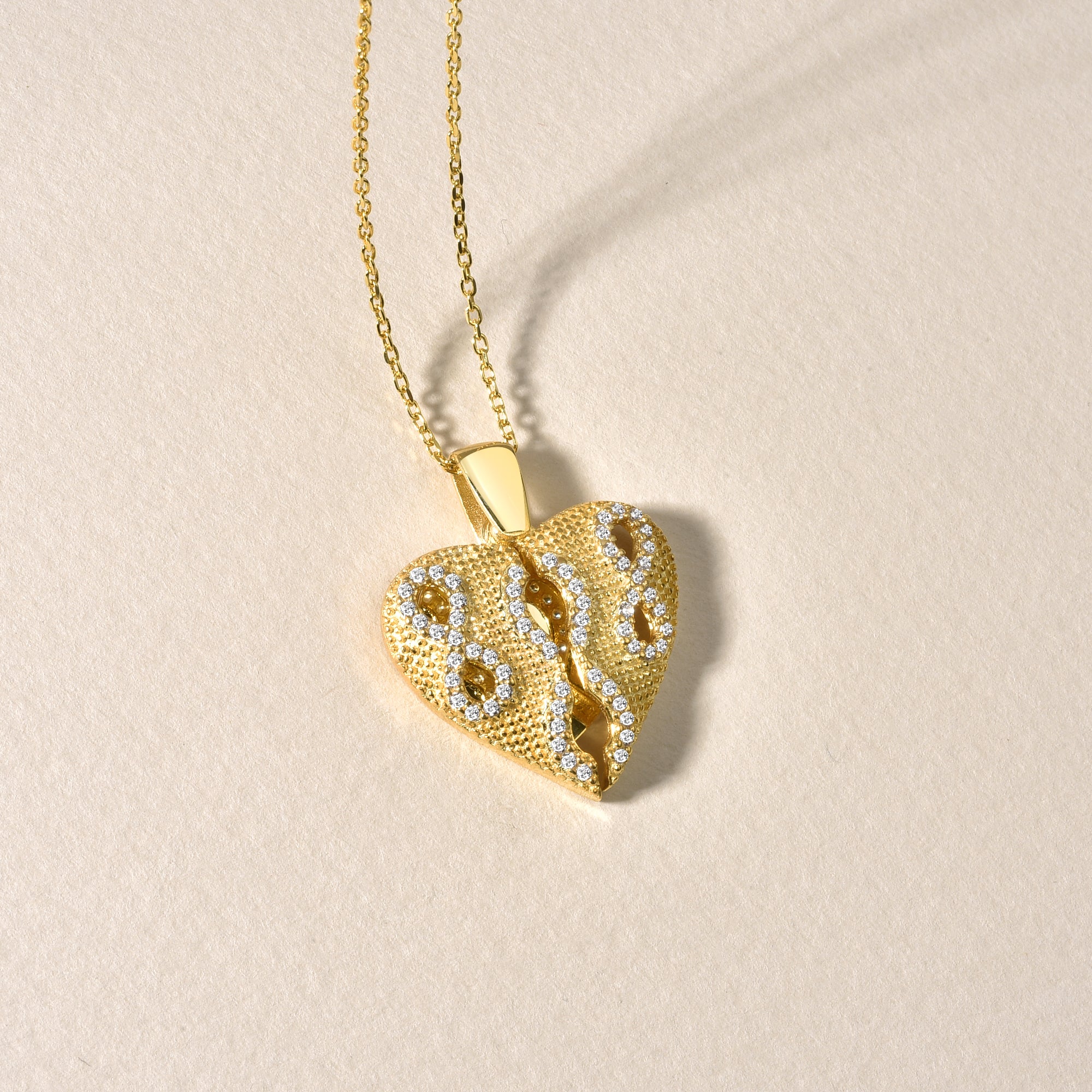 Goldene Damen Halskette mit Herz Symbol, elegant & modern