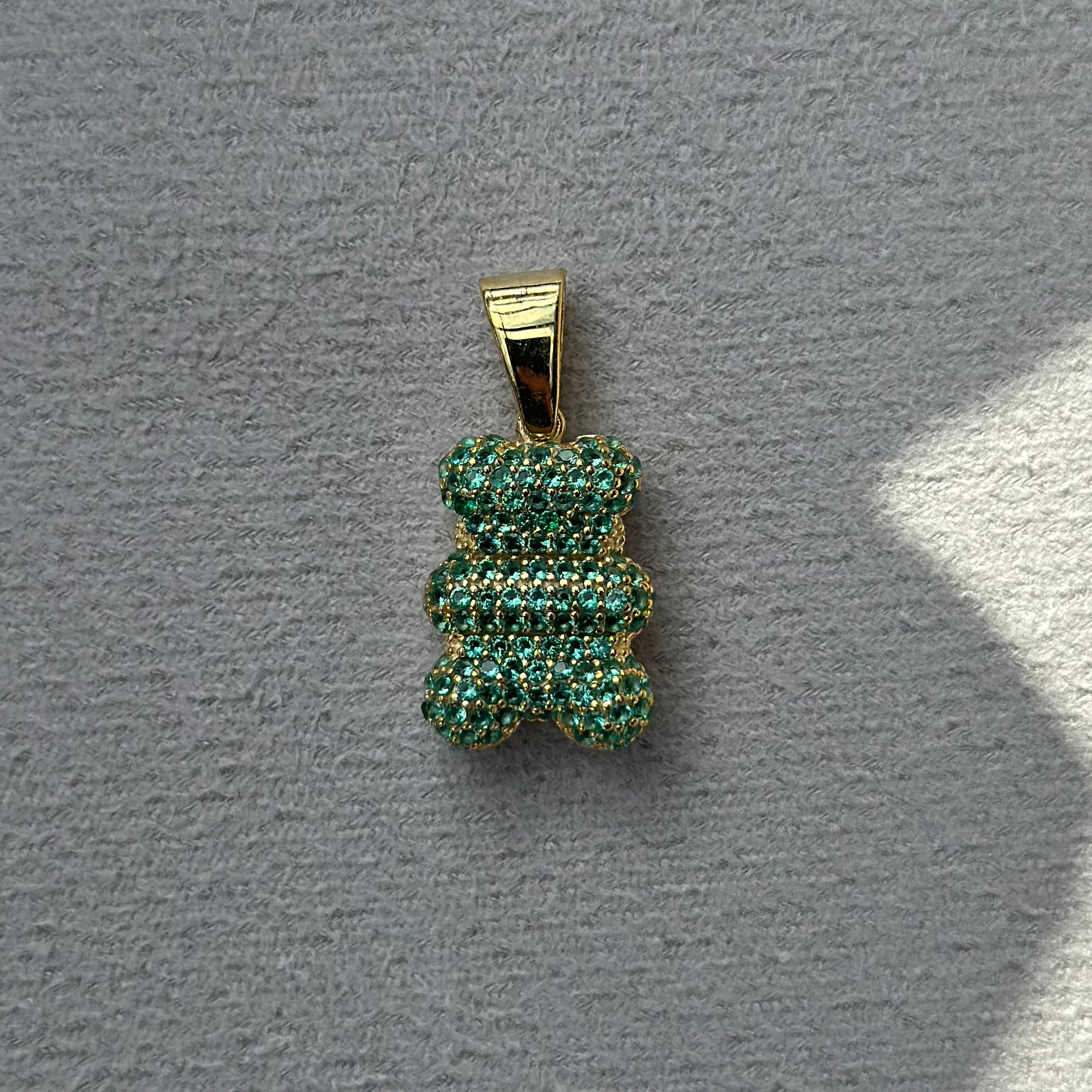 Goldener Bärchen Anhänger mit türkisgrünen Zirkonia, 17 x 8 mm, Detailfoto.