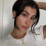 Model trägt goldenen Bärchen Anhänger mit Zirkonia, 925 Silber vergoldet.