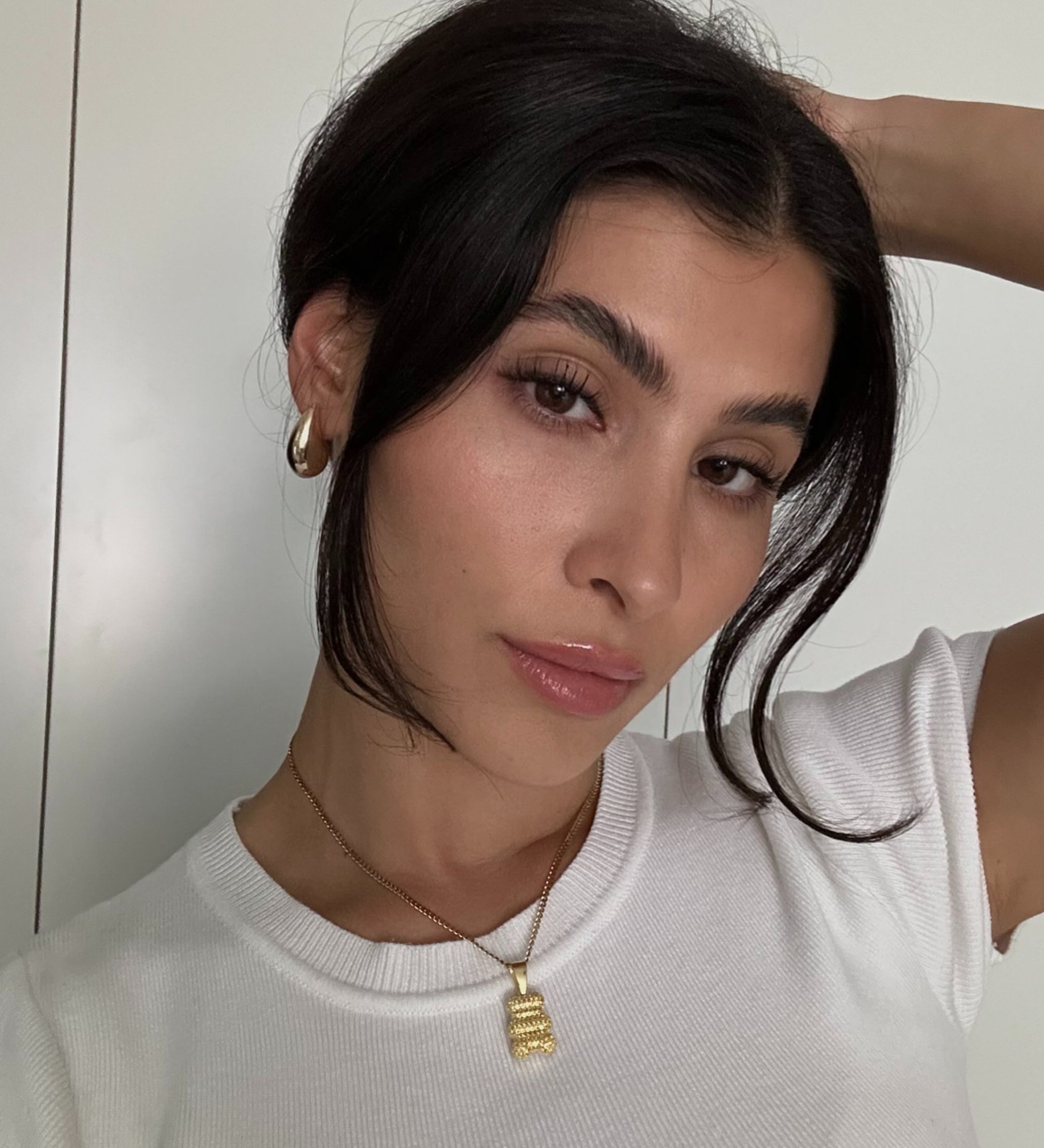 Model trägt goldenen Bärchen Anhänger mit Zirkonia, 925 Silber vergoldet.