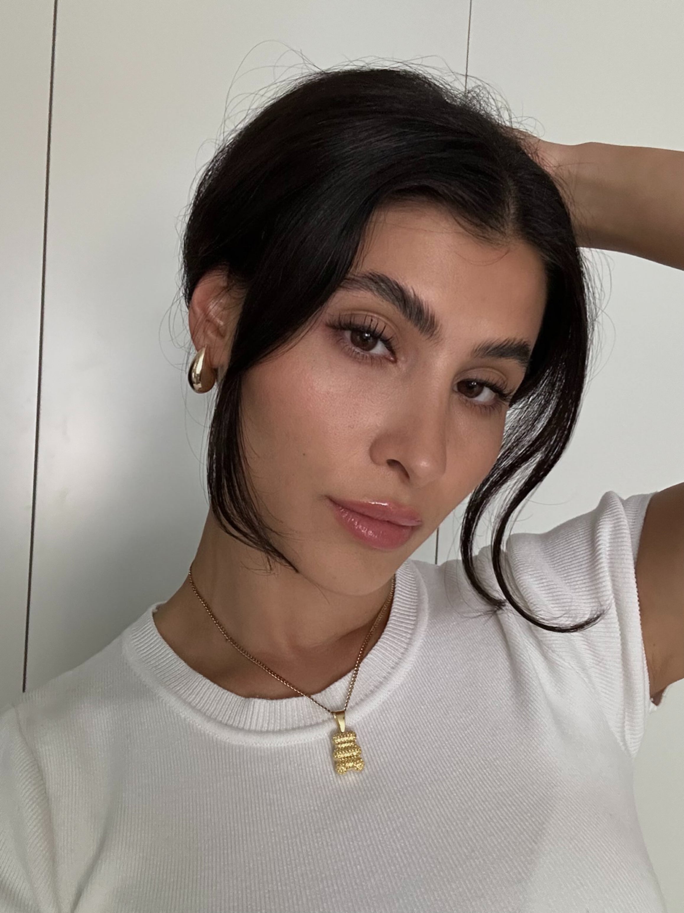 Model trägt goldenen Bärchen Anhänger mit Zirkonia, 925 Silber vergoldet.