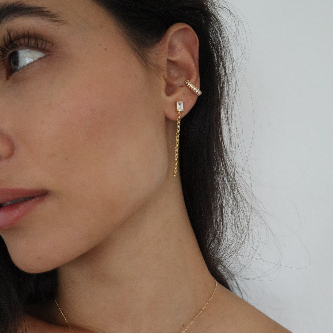 Baguette Chain Ohrstecker in Gold am Ohr getragen – eleganter Ketten-Ohrstecker mit Zirkonia.