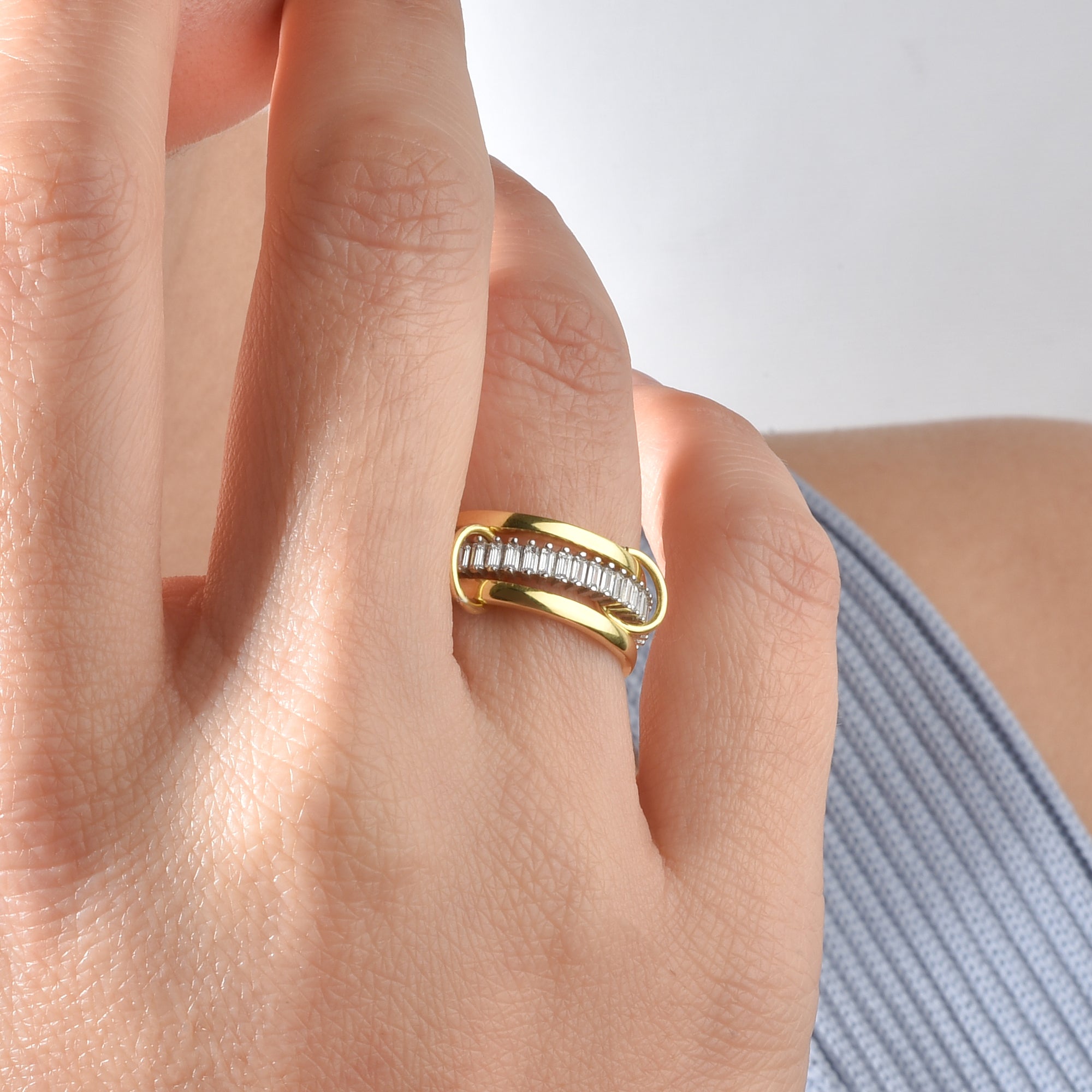 Vergoldeter Baguette Ring Gold/Silber, getragen am Finger, eleganter Statement-Schmuck