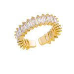 Goldener verstellbarer Baguette Ring mit funkelnden rechteckigen Steinen auf weißem Hintergrund.