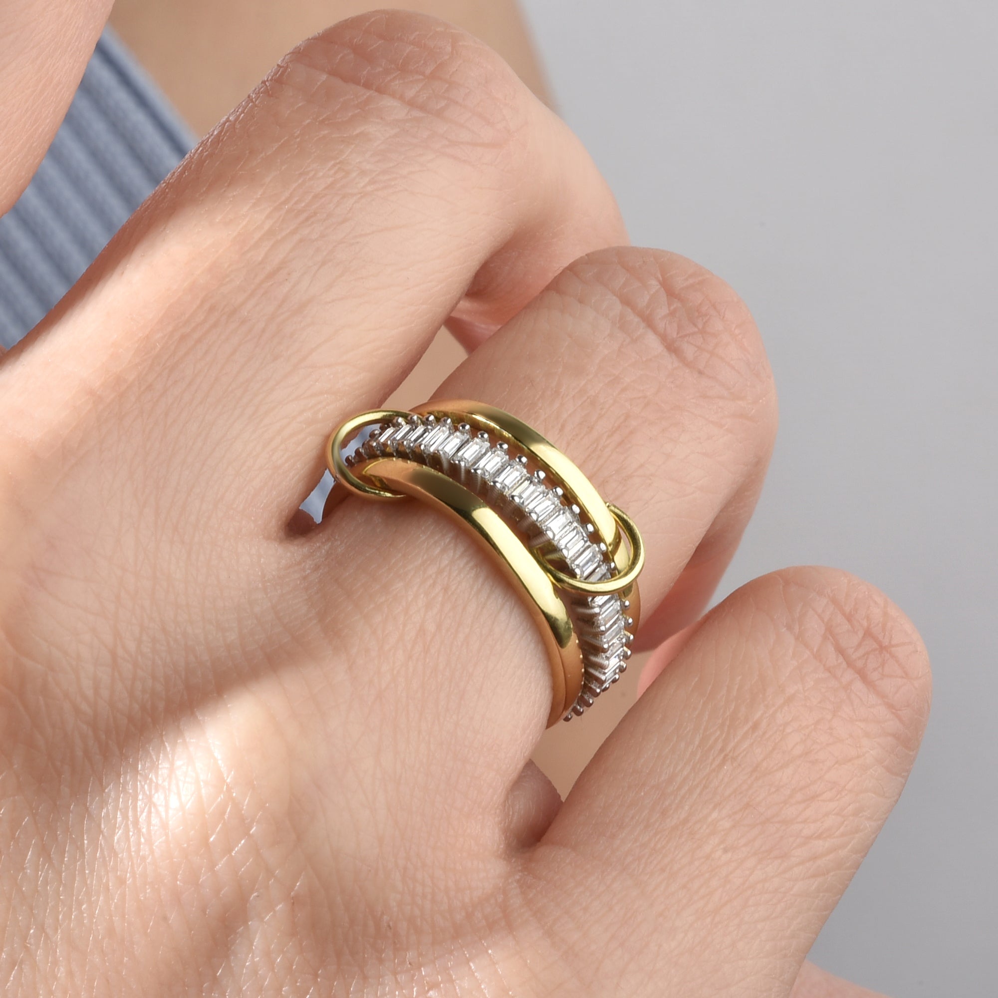 Bicolor Baguette Ring Gold/Silber, hochwertiger Schmuck mit Zirkonia, getragen am Finger
