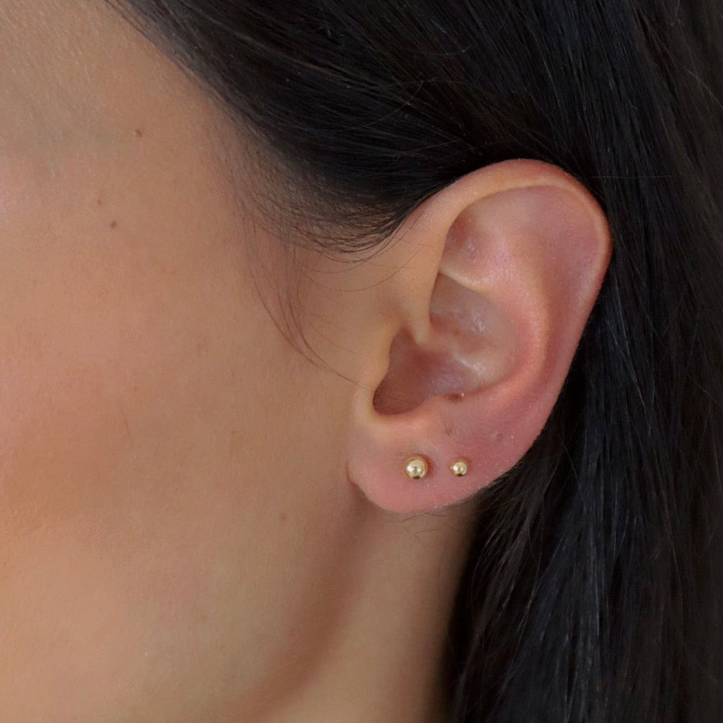 Balls S Stud Ohrstecker Gold im Ohr getragen, dezenter Damen Look.