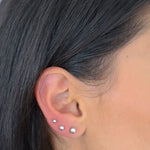 Balls S Stud Ohrstecker Silber im Ohr getragen, filigraner Look mit mehreren Piercings.