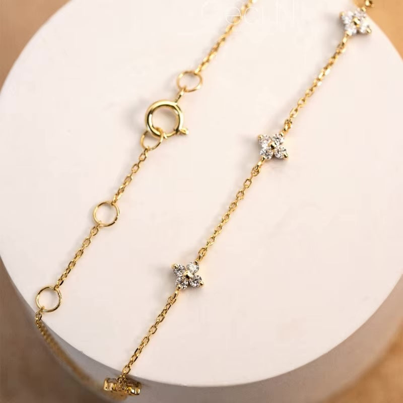 Blumen Armband Gold – filigrane Damen Armkette mit kleinen Blüten