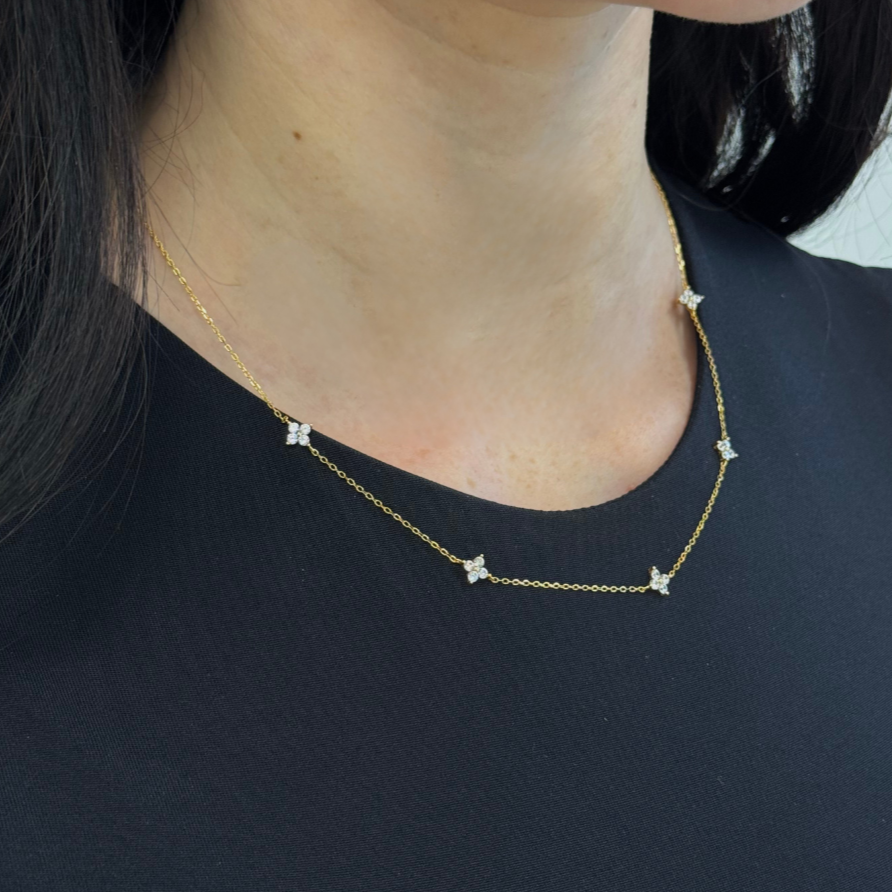 Blumen Halskette Gold – elegante Damenkette mit filigranem Blütendesign