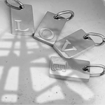 Set aus silbernen Alphabet Buchstabenanhängern, Edelstahl Schmuck für Halsketten, individualisierbar