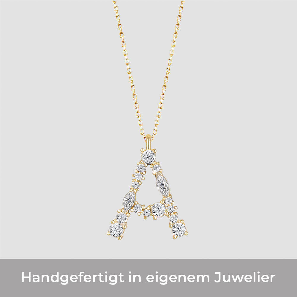 Buchstaben Anhänger A in Gold mit Zirkonia White an feiner Kette – Produktfoto.
