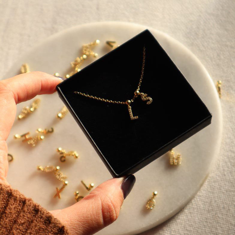 Goldene Buchstaben Halskette mit zwei Zirkonia-Anhängern L&S in Geschenkbox von Dkeni.