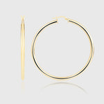 Bump XXL Creolen in Gold aus vergoldetem 925 Sterling Silber mit Klappenverschluss vor neutralem Hintergrund.