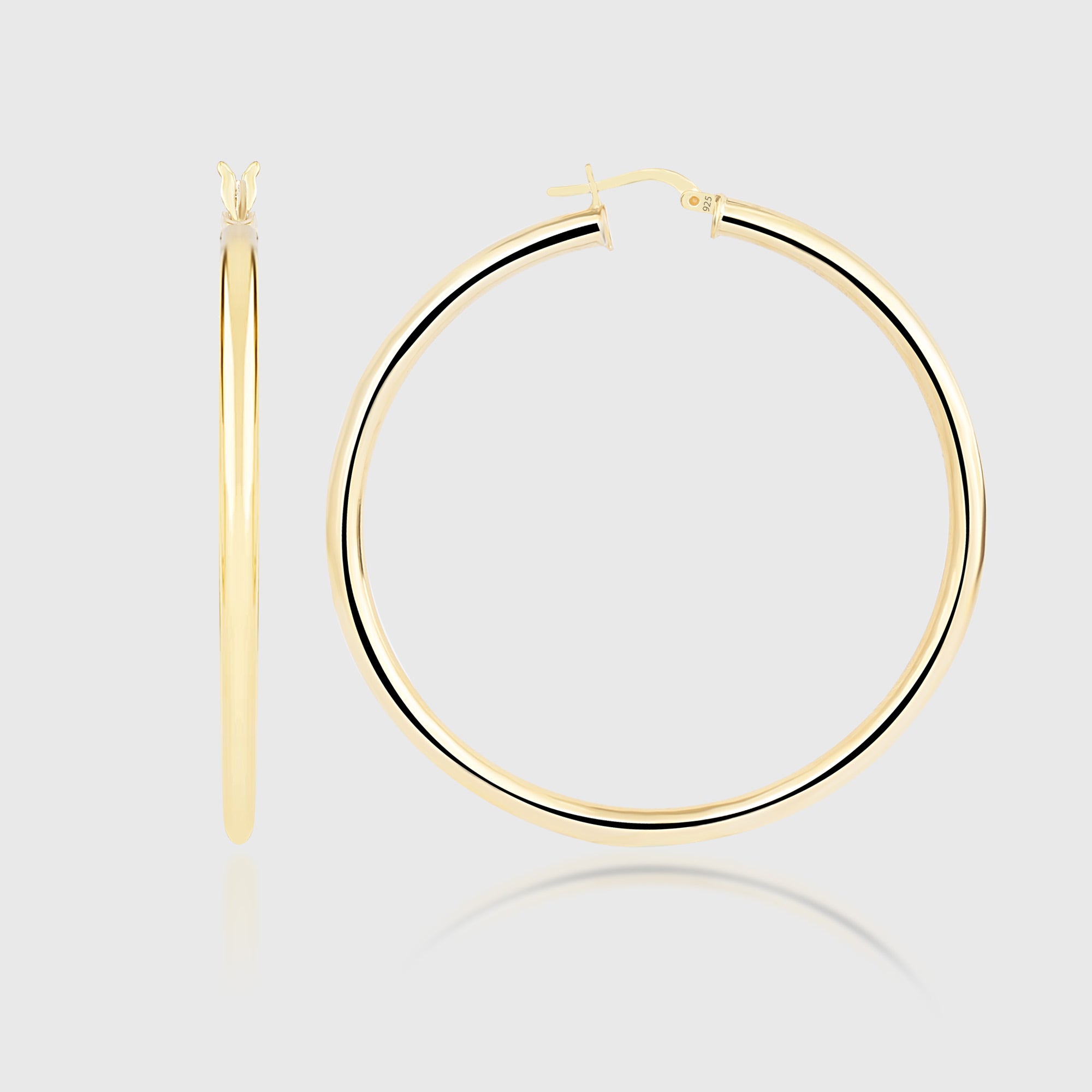 Bump XXL Creolen in Gold aus vergoldetem 925 Sterling Silber mit Klappenverschluss vor neutralem Hintergrund.