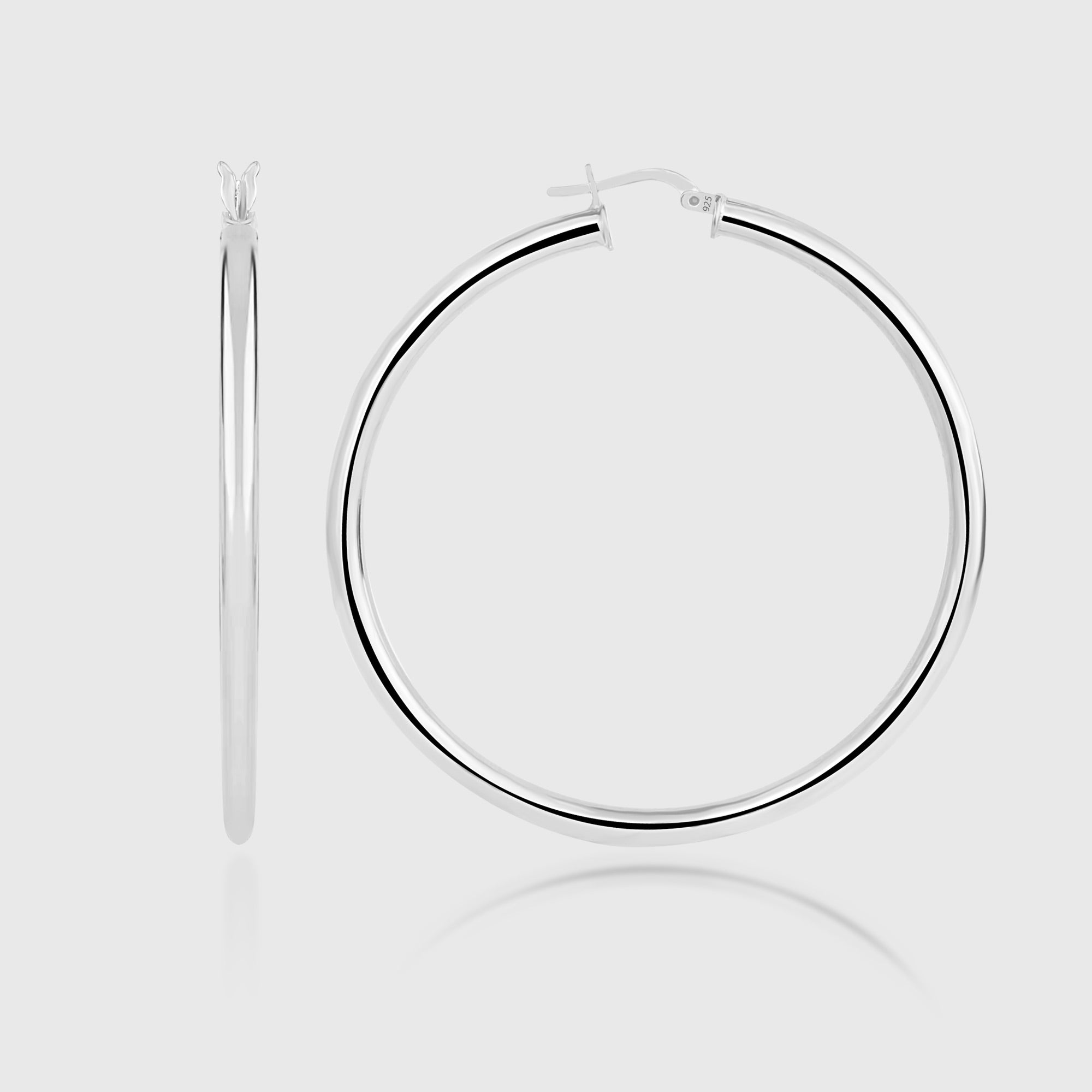 Bump XXL Creolen in Silber aus 925 Sterling Silber mit Klappenverschluss auf hellem Hintergrund.