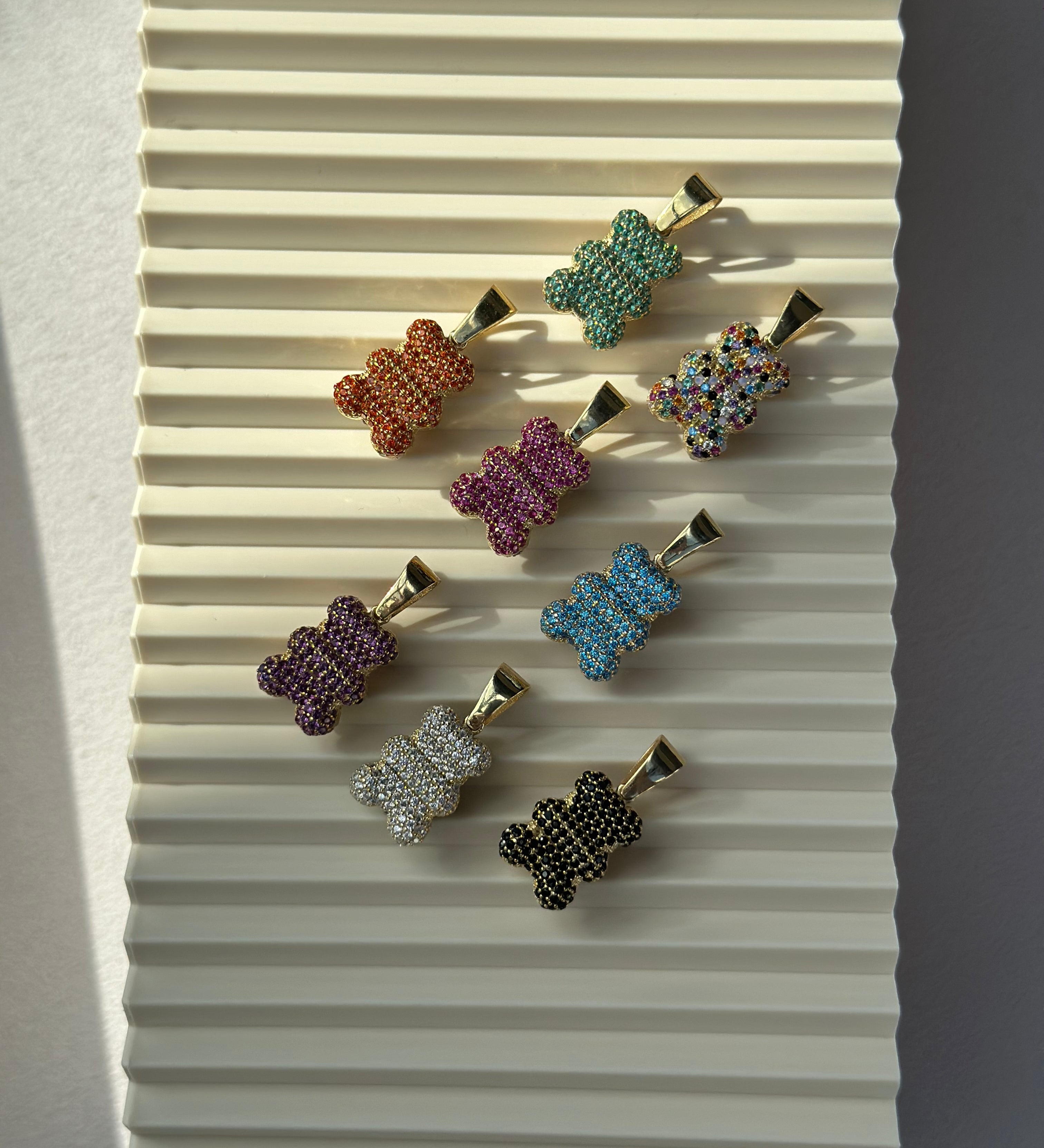 Bunte Glitzer Bärchen Anhänger in Gold mit Zirkonia in vielen Farben auf hellem Hintergrund.