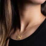 Butterfly Shiny Halskette Gold getragen – funkelnder Schmetterling Anhänger am Dekolleté.