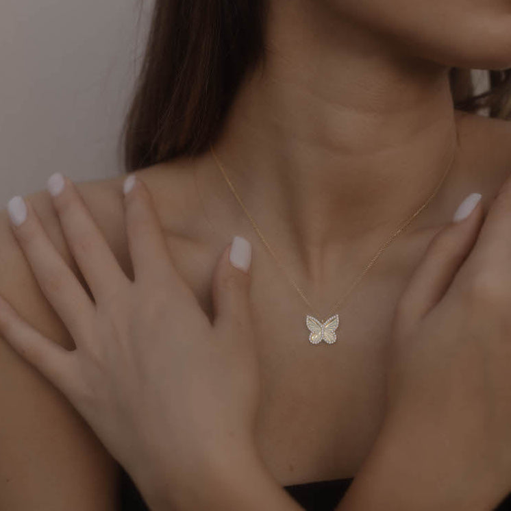 Zarte Butterfly Shiny Halskette Gold – Schmetterling Anhänger als eleganter Everyday-Schmuck.
