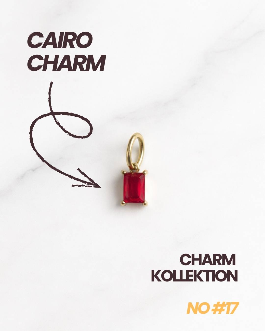 Cairo Charm aus der Charm Kollektion No. 17, goldfarbener Anhänger mit rotem Stein.
