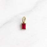 Cairo Charm in Gold mit rotem rechteckigem Stein auf hellem Hintergrund, eleganter Damen-Charm.