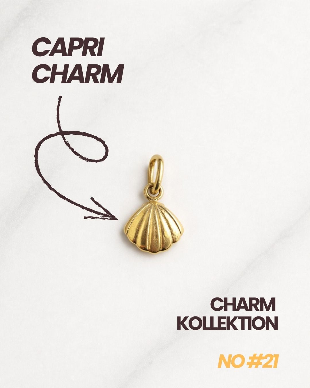 Capri Charm Gold – Muschel-Charm als Schmuck-Anhänger, frontale Ansicht.