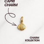 Capri Charm Gold – Muschel-Charm als Schmuck-Anhänger, frontale Ansicht.