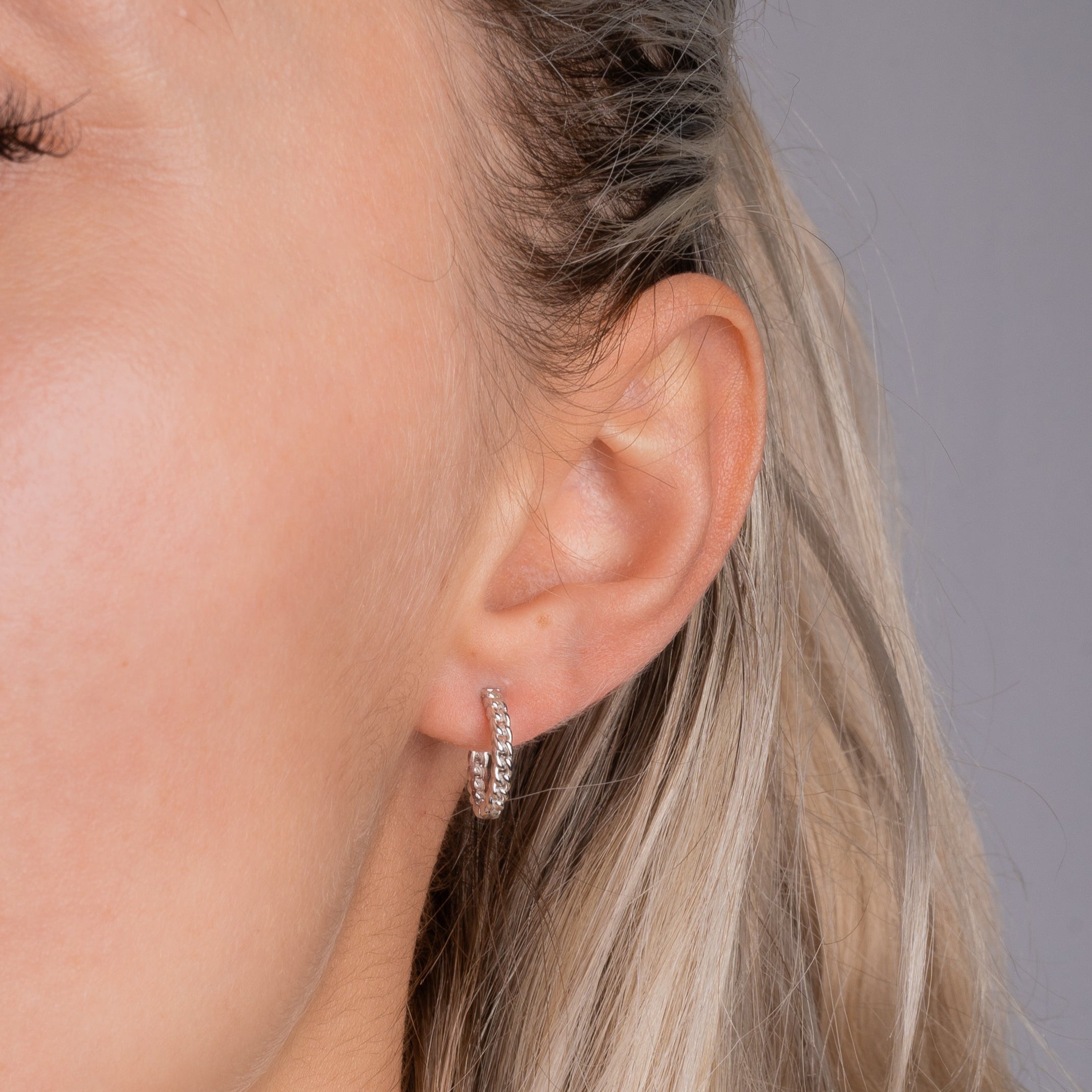 Chain Creole S Silber am Ohr getragen – kleine Ketten-Creole, wasserfest & nickelfrei.