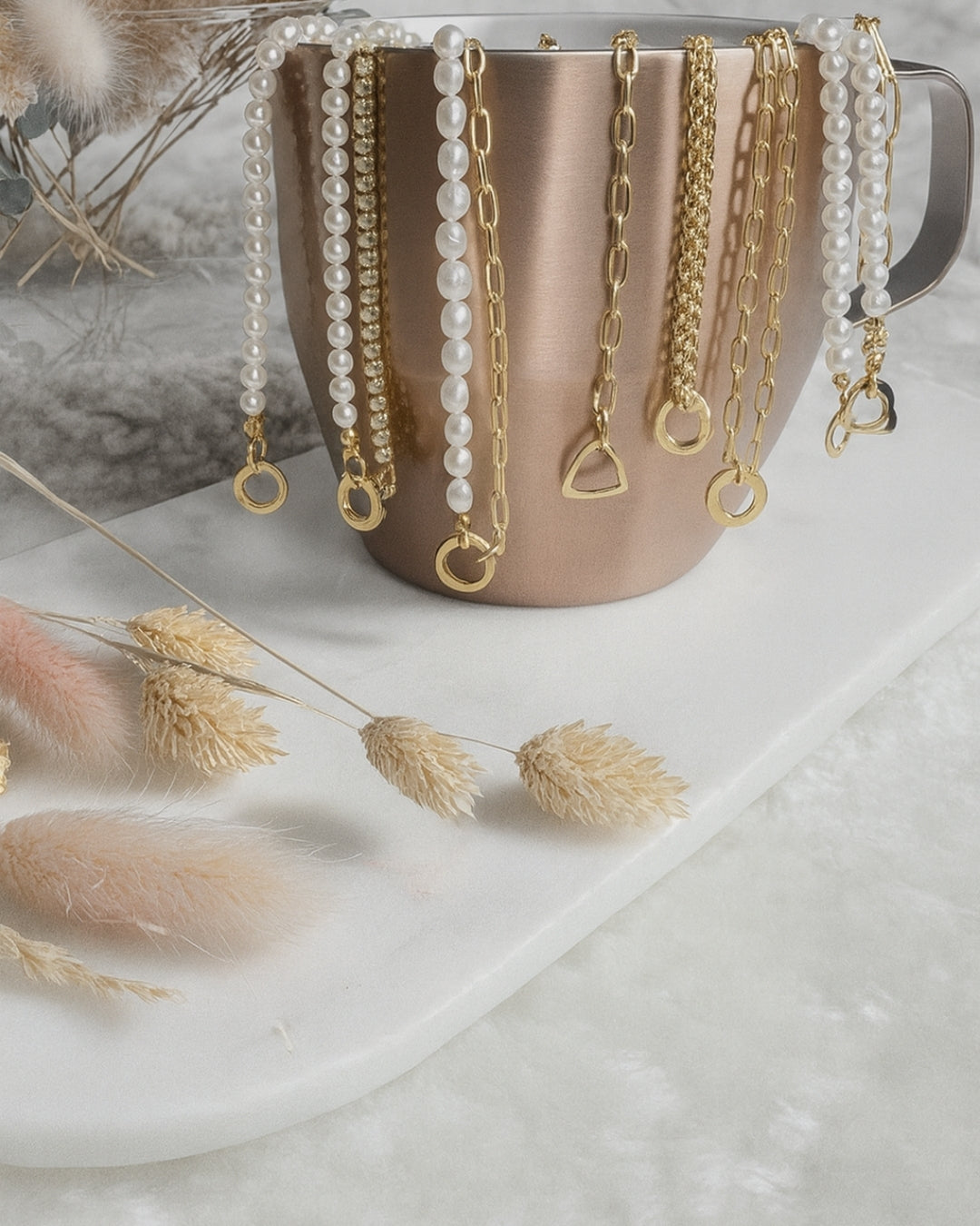 18K vergoldete Charm Halsketten mit Perlen und Goldketten auf Marmor