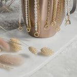 18K vergoldete Charm Halsketten mit Perlen und Goldketten auf Marmor