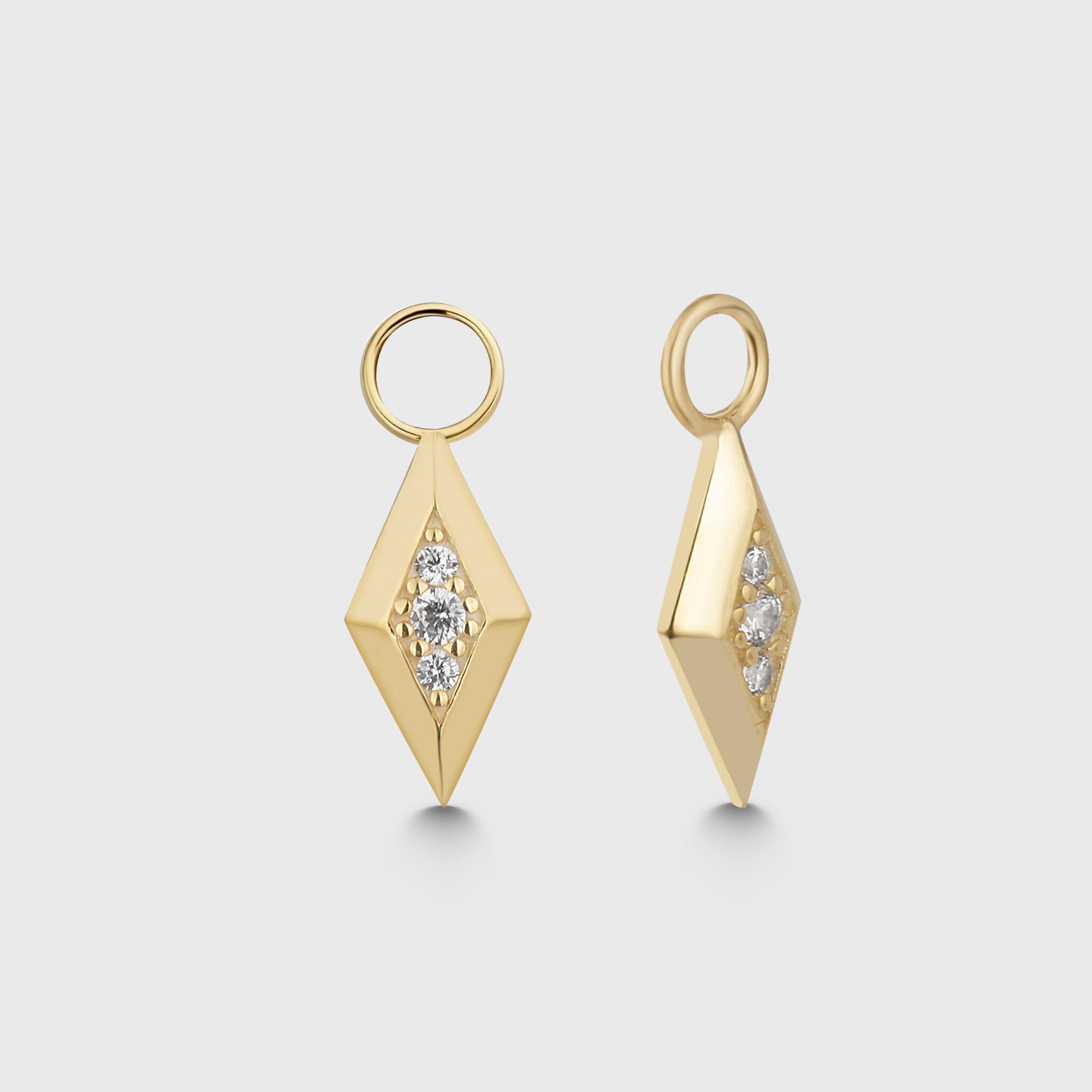 Eleganter Charm Triangle in Gold mit drei weißen Zirkonia, Anhänger für Hoop-Creolen vor hellem Hintergrund.