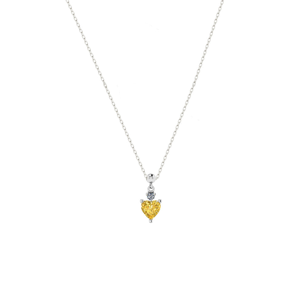 Nahaufnahme Citrin Herz mit Kette – Silber, gelber Zirkonia im Herzschliff als Geschenk für Freundin oder Mutter.