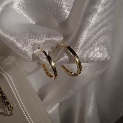 Flatlay: Classy Hoops L Creolen Gold auf Satinstoff – 925 Silber, 14K vergoldet, zeitlos minimalistisch.