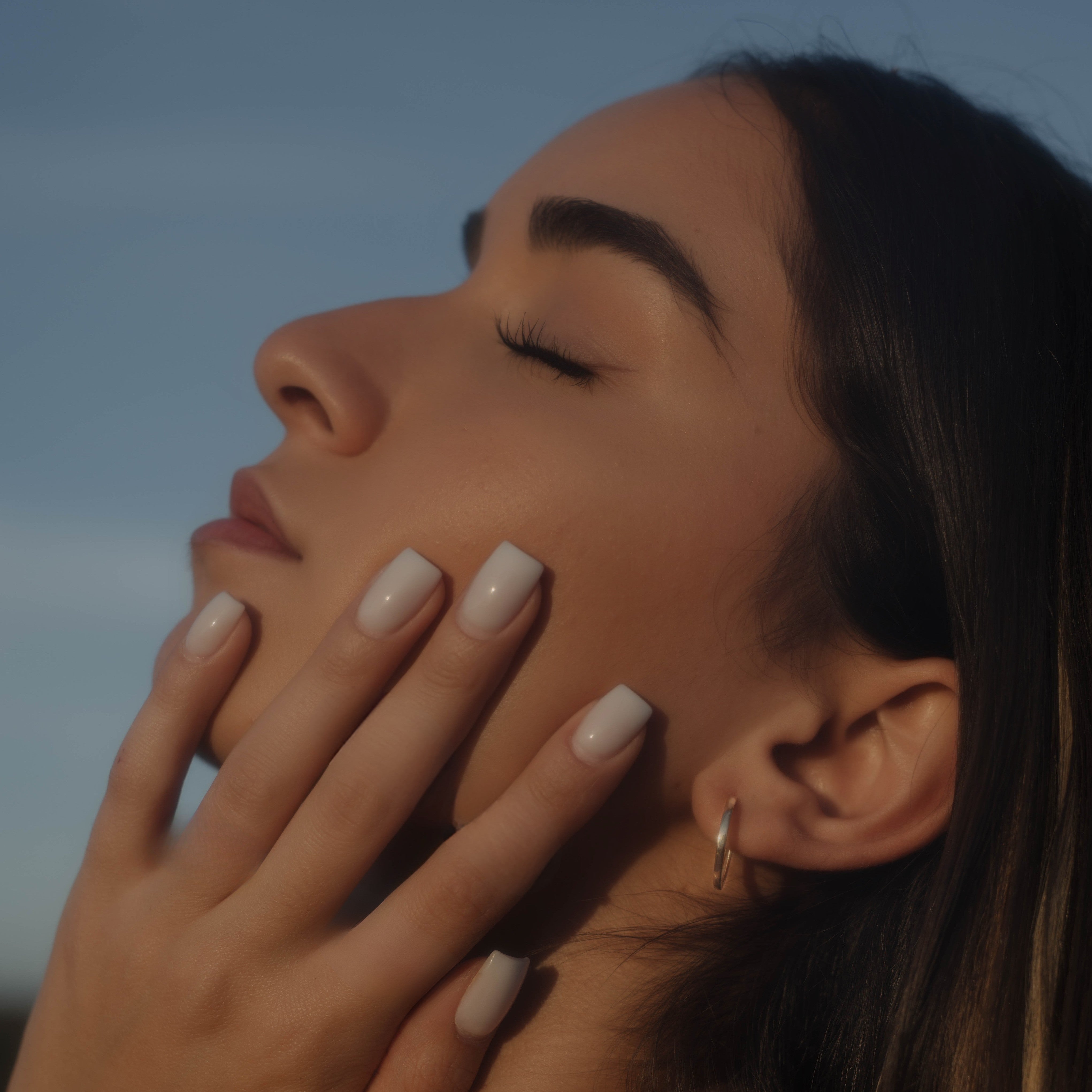 Lifestyle: Frau trägt Classy Hoops L Creolen in Gold am Ohr – elegante, moderne Creolen für jeden Tag.