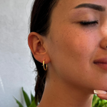 Portrait: Classy Hoops L Creolen Gold getragen – wasserfeste, nickelfreie Creolen als edles Basic-Schmuckstück.