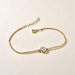 Classy Solitaire Armband Gold flach liegend – Federringverschluss und Verlängerungskette.